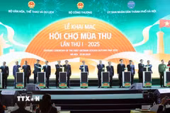 Thủ tướng Phạm Minh Chính và các đại biểu thực hiện nghi thức khai mạc Hội chợ mùa Thu lần thứ nhất năm 2025. (Ảnh: An Đăng/TTXVN)
