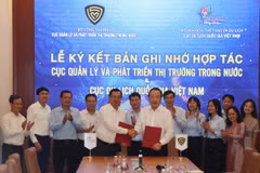 Cục Quản lý và Phát triển thị trường trong nước (Bộ Công Thương) và Cục Du lịch Quốc gia Việt Nam (Bộ Văn hóa, Thể thao và Du lịch) ký kết Bản ghi nhớ hợp tác giai đoạn 2026-2030. (Ảnh: BCT/Vietnam+)