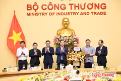 Phó Thủ tướng Thường trực Phạm Gia Túc; Bộ trưởng Bộ Công Thương Lê Mạnh Hùng cùng các Ủy viên Ban Thường vụ Đảng ủy Bộ chúc mừng Thứ trưởng Bộ Công Thương Nguyễn Việt Sơn. (Ảnh: Bộ Công Thương)