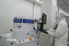 Hoạt động nghiên cứu tại Phòng thí nghiệm công nghệ bán dẫn Trung tâm Nghiên cứu triển khai Khu Công nghệ cao Thành phố Hồ Chí Minh. (Ảnh: Thu Hoài/TTXVN)