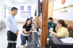 Nghị quyết số 30-NQ/TW nhấn mạnh việc tiếp tục xây dựng đội ngũ cán bộ các cấp và đổi mới căn bản, toàn diện công tác cán bộ, nhằm đáp ứng yêu cầu phát triển đất nước trong kỷ nguyên mới. (Ảnh: TTXVN)