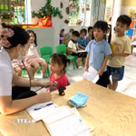 Khám sức khỏe miễn phí cho học sinh trường Mầm non Bắc Kiến Xương (tỉnh Hưng Yên) trước thềm năm học mới. (Ảnh: Thu Hoài/TTXVN)