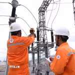Kiểm tra, giám sát ở trạm biến áp 110kV Cam Liên (Quảng Trị) khi đang vận hành. (Ảnh: Vũ Sinh/TTXVN)