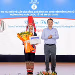 Ông Lê Thanh Dũng - Cục trưởng Cục Dân số trao Giải Nhất cá nhân cho bà La Thị Huệ - Trạm Y tế xã Hoành Mô, thành phố Quảng Ninh (Ảnh: PV/Vietnam+)