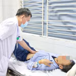 Bác sỹ theo dõi sức khỏe cho một bệnh nhân mắc sốt rét từ châu Phi trở về. (Ảnh: PV/Vietnam+)