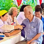 Đồng bào dân tộc Khmer xã Ô Lâm, An Giang, được các y bác sỹ khám bệnh, kiểm tra sức khỏe miễn phí. (Ảnh: Thanh Sang/TTXVN)
