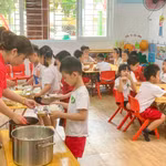 Một bữa ăn học đường của học sinh. (Ảnh: PV/Vietnam+)