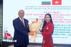 Bà Hà Thanh, Chủ tịch Liên hiệp các tổ chức hữu nghị Thành phố Hồ Chí Minh, tặng hoa chúc mừng ông Oleg Marino, Trưởng Văn phòng Thương mại và Kinh tế Bulgaria tại Thành phố Hồ Chí Minh. (Ảnh: Xuân Khu/TTXVN)