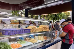 Gian hàng bánh mỳ truyền thống đầu tư đầy đủ nguyên liệu phục vụ khách tại Lễ hội bánh mỳ lần thứ tư. (Ảnh: Mỹ Phương/TTXVN)
