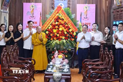 Đồng chí Nguyễn Phi Long, Ủy viên Trung ương Đảng, Phó Bí thư Thường trực Đảng ủy Mặt trận Tổ quốc, các đoàn thể Trung ương, Phó Chủ tịch Ủy ban Trung ương Mặt trận Tổ Quốc Việt Nam thăm, chúc mừng Đại lễ Phật đản tại chùa Liên Phái (Hà Nội). (Ảnh: Minh Đức/TTXVN)