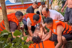 Lực lượng chức năng cứu 7 người sau vụ lật xuồng. (Ảnh: Trang thông tin xã Yên Bình)