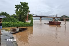 Mực nước sông Lục Nam (đoạn trên địa bàn phường Chũ, tỉnh Bắc Ninh) dâng cao gây chia cắt cục bộ một số tuyến đường Tổ dân phố Trần Hưng Đạo, Bồng Xẻ, Hồ Tân Đức...(Ảnh: Việt Hùng/TTXVN)