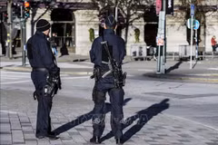 Cảnh sát Thụy Điển gác tại Quảng trường Gustaf Adolfs, trung tâm thủ đô Stockholm. (Ảnh tư liệu: AFP/TTXVN)
