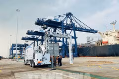 Máy soi container di động Eagl M60 được đưa vào thực hiện kiểm soát hàng hóa tại Cảng Cái Lân giúp việc kiểm tra hàng hóa nhanh chóng, tiện lợi. (Ảnh: TTXVN)
