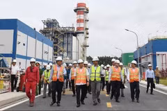 Phó Thủ tướng Bùi Thanh Sơn và Đoàn công tác của Chính phủ kiểm tra tiến độ xây dựng cụm dự án Nhà máy nhiệt điện Nhơn Trạch 3 và 4 tại tỉnh Đồng Nai. (Ảnh: VGP)
