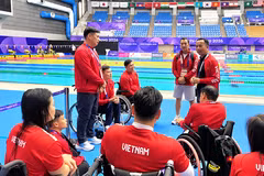 Trưởng đoàn TTNKT Việt Nam tham dự Asian Para Games 5 Nguyễn Trọng Hổ (đứng bên phải) động viên các vận động viên. (Ảnh: Đoàn TTNKT Việt Nam)