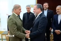 Thủ tướng Pakistan Muhammad Shehbaz Sharif (trái) tại cuộc gặp với Ngoại trưởng Iran Seyed Abbas Araghchi ở Islamabad, Pakistan, ngày 25/4/2026. (Ảnh: THX/TTXVN)