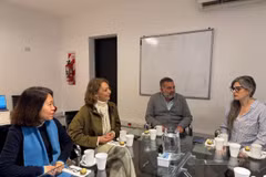 Đại sứ Việt Nam tại Argentina Ngô Minh Nguyệt làm việc cùng đại diện công ty dịch vụ vận tải Nip Cargo SRL và Phòng thương mại Mercosur - ASEAN (MACC). (Ảnh: Diệu Hương/TTXVN)