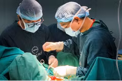 Các bác sỹ tiến hành phẫu thuật cho bệnh nhân. (Ảnh: BVCC)