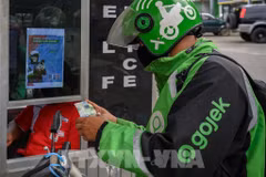 Một tài xế xe ôm công nghệ Gojek tại Jakarta, Indonesia ngày 14/4/2020. (Ảnh: TTXVN phát)