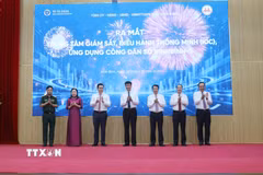 Đại biểu thực hiện nghi thức ra mắt Trung tâm giám sát Điều hành thông minh tỉnh Ninh Bình. (Ảnh: Thùy Dung/TTXVN)