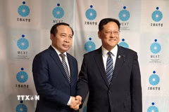 Bộ trưởng Vũ Hải Quân và Bộ trưởng Giáo dục, Văn hóa, Thể thao, Khoa học và Công nghệ Nhật Bản (MEXT) Seki Yoshihiro. (Ảnh: TTXVN)