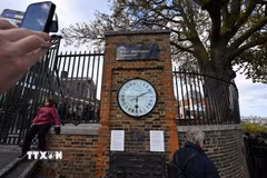 Đồng hồ Shepherd Gate tại lối vào Đài thiên văn Hoàng gia Greenwich, London, Anh. (Ảnh: THX/TTXVN phát)