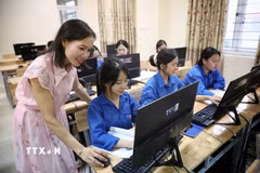 Cô Ngụy Thị Hòa, giáo viên môn Địa lý Trường THPT Yên Dũng 1, hướng dẫn đội tuyển thi Địa lý, ứng dụng công nghệ trong học tập. (Ảnh: Danh Lam/TTXVN)