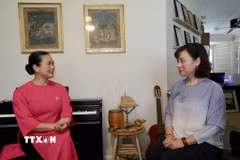 Nghệ sĩ Minh Hà trò chuyện cùng phóng viên TTXVN tại Australia. (Ảnh: Lê Đạt/TTXVN)
