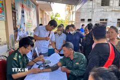 “Tủ thuốc biên cương” không chỉ thực hiện nhiệm vụ khám, cấp thuốc mà còn là nơi cán bộ biên phòng tiếp nhận thông tin về tình hình sức khỏe, biến động dân cư, từ đó phối hợp với chính quyền triển khai các biện pháp phòng, chống dịch phù hợp. (Ảnh: Văn Tý/TTXVN)