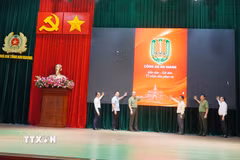 Các đại biểu thực hiện nghi thức ra mắt Ứng dụng (App) “Công an An Giangn gần dân, sát dân, vì nhân dân phục vụ”. (Ảnh: Văn Sĩ/TTXVN)