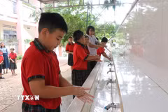 Học sinh Trường Tiểu học Tô Hiệu, phường Ea Kao, tỉnh Đắk Lắk, thực hiện vệ sinh tay, chủ động phòng, chống bệnh truyền nhiễm. (Ảnh: Nguyên Dung/TTXVN)