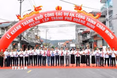 Các đại biểu thực hiện nghi lễ khởi công, khánh thành các dự án, công trình. (Ảnh: TTXVN phát)