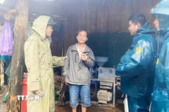 Lực lượng vũ trang tỉnh Quảng Trị sát cánh cùng nhân dân ứng phó, khắc phục hậu quả thiên tai. (Ảnh: TTXVN phát)