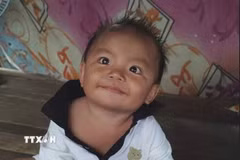 Công an xã Vĩnh Xương, An Giang, phát thông báo truy tìm bé gái 11 tháng tuổi mất tích sau khi 2 người lạ tiếp cận, tại sạp quần áo từ thiện. (Ảnh: TTXVN phát)