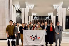 Bà Trần Hà My (đứng giữa, quàng khăn đỏ) cùng các thành viên Hội Doanh nhân trẻ Việt Nam tại châu Âu (VYBE). (Ảnh: TTXVN phát)