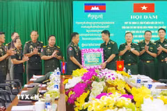 Ban Chỉ huy Bộ đội Biên phòng tỉnh Lâm Đồng tặng quà đoàn đại biểu Tiểu khu Quân sự tỉnh Mondulkiri, Campuchia. (Ảnh: TTXVN phát)