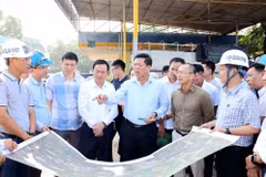 Bộ trưởng Bộ Xây dựng Trần Hồng Minh cùng đoàn công tác kiểm tra tại vị trí xã Hội Thịnh.