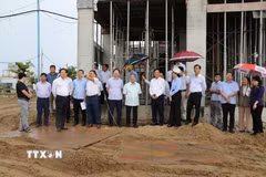 Đoàn công tác kiểm tra tiến độ xây dựng Trường phổ thông nội trú Tiểu học và Trung học cơ sở Thường Phước. (Ảnh: Hồng Thái/TTXVN)