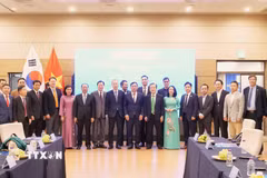 Các đại biểu tham dự hội nghị chụp ảnh lưu niệm. (Ảnh: Đào Lâm/TTXVN)