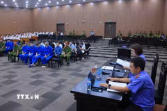 Đại diện Viện Kiểm sát công bố bản cáo trạng đối với các bị cáo. (Ảnh: Phạm Kiên/TTXVN)