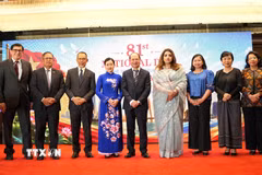 Đại sứ Nguyễn Mạnh Cường (chính giữa) và Quốc Vụ khanh Bộ Ngoại giao Bangladesh Shama Obaed Islam (thứ tư từ phải sang) chụp ảnh cùng Đại sứ các nước ASEAN. (Ảnh: TTXVN phát)