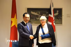 Bộ trưởng Bộ Nông nghiệp và Môi trường Việt Nam Trịnh Việt Hùng và Bộ trưởng Bộ Môi trường, Thực phẩm và Các vấn đề nông thôn Vương quốc Anh (DEFRA) Angela Eagle sau lễ ký kết Bản ghi nhớ (MOU) về hợp tác ứng phó biến đổi khí hậu giữa hai Bộ. (Ảnh: Đức Việt/TTXVN)