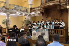 Dàn hợp xướng Hợp ca Quê Hương biểu diễn tại đêm hòa nhạc “Concert de Solidarité” ở Paris ngày 24/9/2026. (Ảnh: Trần Đức Hùng/TTXVN)
