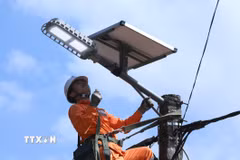 Nhân viên Điện lực Bắc Sơn thuộc Công ty Điện lực Lạng Sơn kiểm tra đèn LED của công trình “Thắp sáng đường thôn bằng đèn năng lượng mặt trời” cho thôn Tân Tiến, xã Bắc Sơn sau khi lắp đặt. (Ảnh: Anh Tuấn/TTXVN)