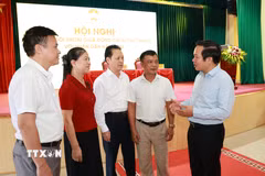 Ông Phạm Quang Ngọc, Bí thư Tỉnh ủy Hưng Yên trao đổi để lắng nghe nguyện vọng, tâm tư của nhân dân. (Ảnh: Mạnh Khánh/TTXVN)