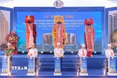 Các đại biểu nhấn nút khởi công công trình. (Ảnh: Thanh Thương/TTXVN)