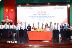 Lãnh đạo UBND tỉnh Vĩnh Long và Đại học Quốc gia Thành phố Hồ Chí Minh ký kết hợp tác. (Ảnh: Lê Thúy Hằng/TTXVN)