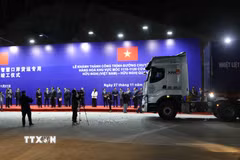 Các phương tiện khai thông tuyến đường chuyên dụng vận chuyển hàng hóa khu vực mốc 1119-1120 cửa khẩu thông minh Hữu Nghị (Việt Nam) - Hữu Nghị Quan (Trung Quốc). (Ảnh: Quang Duy/TTXVN)