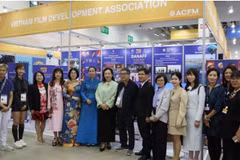 Đoàn đại biểu tham dự lễ khai trương Gian hàng Điện ảnh Việt Nam. (Ảnh: VFDA)